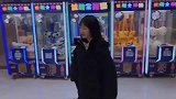 后真会玩啊，嘴上说着喜欢别的女生，这边就亲了过来