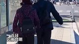 老奶奶公交车上坐立不安，一旁老伴温柔安慰