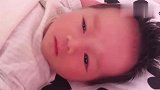 小宝宝好可爱,睡觉的时候突然睁开了双眼,接下来的眼神好萌啊！