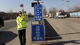 5座小轿车塞进1男11女 司机还坐在大妈身上