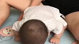 宝宝想拿圆圆的小番茄，实在拿不住，结果太令人意外了！