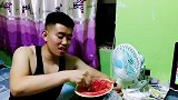 小伙吃西瓜从中间挖，媳妇说没家教，后悔找了个钢铁直男！