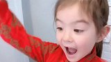 萌娃叫妈妈看她，真的好可爱呀