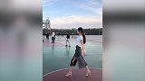 高挑美女在篮球场上这样走动！小哥哥们都不淡定了