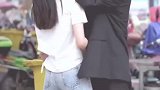 小姐姐太搞笑了，小哥哥一脸懵，时尚街拍