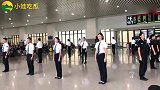 爆笑：小伙子家养的一对肥猫，简直就是俩门神