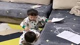 三胞胎之间的相爱相杀，一言不合就开打，妹妹在旁边吓坏了