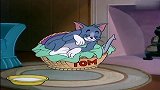 爆笑：猫和老鼠：汤姆的牛奶莫名其妙消失了，好搞笑。