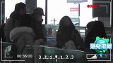 潘粤明“机场三件套”再上线 摘帽子锅盖头抢眼