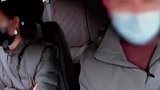 网约车司机拉到嫌疑人，民警来电不小心蓝牙外放，没想到一个比一个淡定
