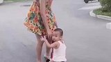 姐弟俩相差十八岁，带出门都没人信