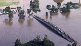 澳大利亚数十民众被洪水困在桥上 前后都被淹没