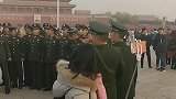 小姐姐在兵哥哥身边自拍，兵哥哥的反应太暖心了，有礼貌！