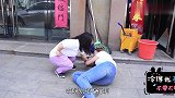 袖珍女孩遇美女碰瓷，当女孩放出社会摇的音乐后，美女的反应亮了