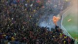 世界杯-18年-预选赛-亚洲区-马来西亚VS沙特阿拉伯-终场前场面陷入混乱 球迷向场内释放大量烟火-花絮