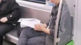 下班坐地铁偶遇改卷的老师