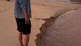 男子效仿精卫填海，照这么踩两天岛都没了