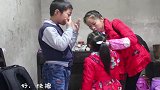 农村是这样去上学的，桃子姐送完孩子，就准备做美食