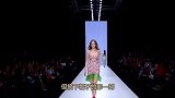 日本模特走秀满脸不高兴，摘下帽子的那一刻，网友：是心动的感觉