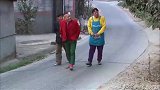 犟牛牵着牛不停的喊口号
