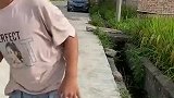 妈呀，我怎么睡在水沟旁边啊