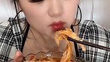 小媳妇吃网红无辜鸡爪，一口一个，看着真过瘾！