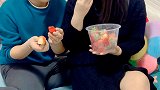 老公让我慢点吃 哈哈！