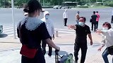 从车站下车必须经历的一幕，这群黑车司机这比爹妈还亲