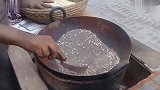印度街头的重口味炒坚果，放入沙子里快速翻炒，看着嘴巴很难受