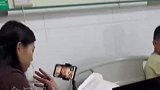 教师妈妈带俩孩子住院，在病房内坚持给学生上网课