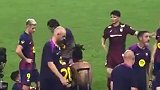 这也是助攻！拉菲尼亚牵线搭桥帮助对手拿到莱万球衣