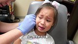 外国妈妈带收养的中国女儿去打耳洞，萌娃的反应太可爱了