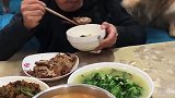 主人吃饭没给豆豆吃，下一秒金毛豆豆的做法让人哭笑不得，太逗了