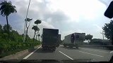 打了转向灯就可以随意变道大货车这车开的，堪比谋杀