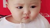 小宝宝吃饭，眼泪萌萌的好委屈