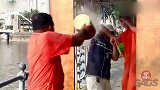 国外恶搞，隔着透明玻璃向路人泼水，路人反应太真实了