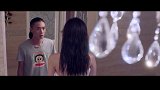 小伙刚进门，就被美女推倒了，果然英雄难过美人关！