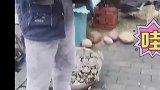 男子回收旧沙发，意外发现超多硬币，这是多年的私房钱