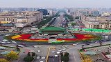 马路中间的古建筑，很宏伟