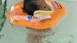 小宝宝第一次学游泳，接下来的表情显得好怕，看起来太可爱了！