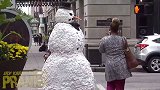 国外雪人恶作剧，伪装成雪人恶搞路人，结果被路人拔掉了鼻子