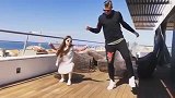 硬汉变暖男!佩佩与超萌女儿家中尬舞 光头武僧去哪了?