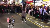 香港街头艺人翻唱《广东爱情故事》，用实力演绎什么叫开口就沦陷