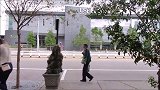 街头恶作剧，假扮草人故意捉弄路人，街上充满了欢笑