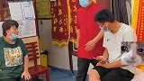 谈笑间一秒正骨，不收治疗费还送一根棒棒糖