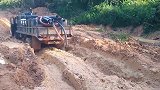 4X4的卡车完全陷在淤泥里了，这还是路吗