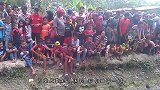 湖中出现神秘黑影，路人纷纷惊恐围观，凑近后才窥见巨兽的真身！