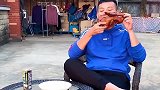 外甥来家串门，舅舅看后，立马紧锁大门