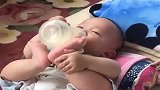 穿尿不湿的就是厉害，咱也不知道跟谁学的这样喝奶，咱也不敢问！