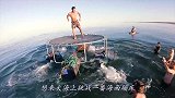 在海上玩蹦床是什么体验？小哥大胆实测，不料意外发生！